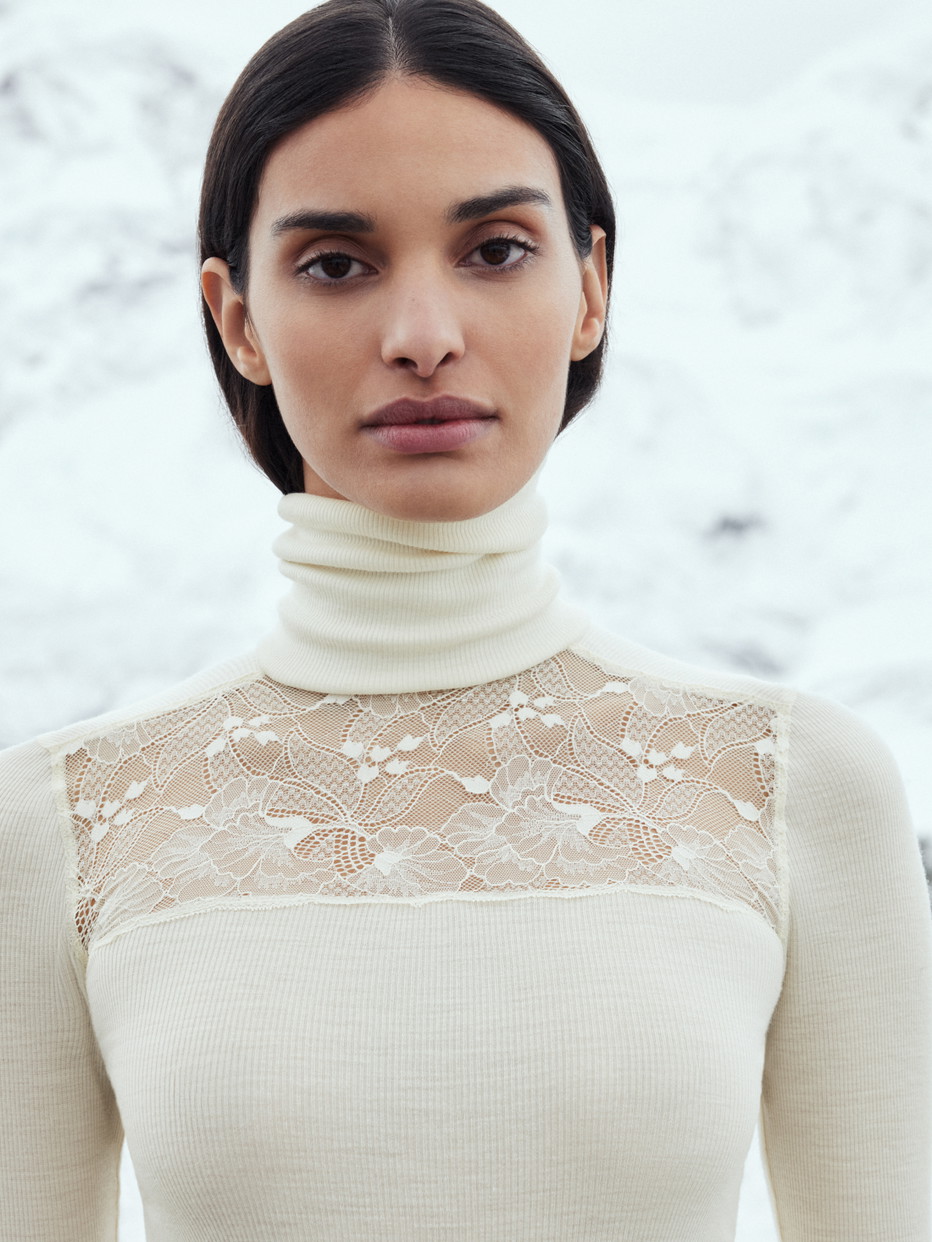 Damen-Model trägt Langarm-Shirt mit Rollkragen aus Wolle-Seide aus Wolle in Beige, Spitze aus Serie Silky Wool Glam von CALIDA, Vorderansicht