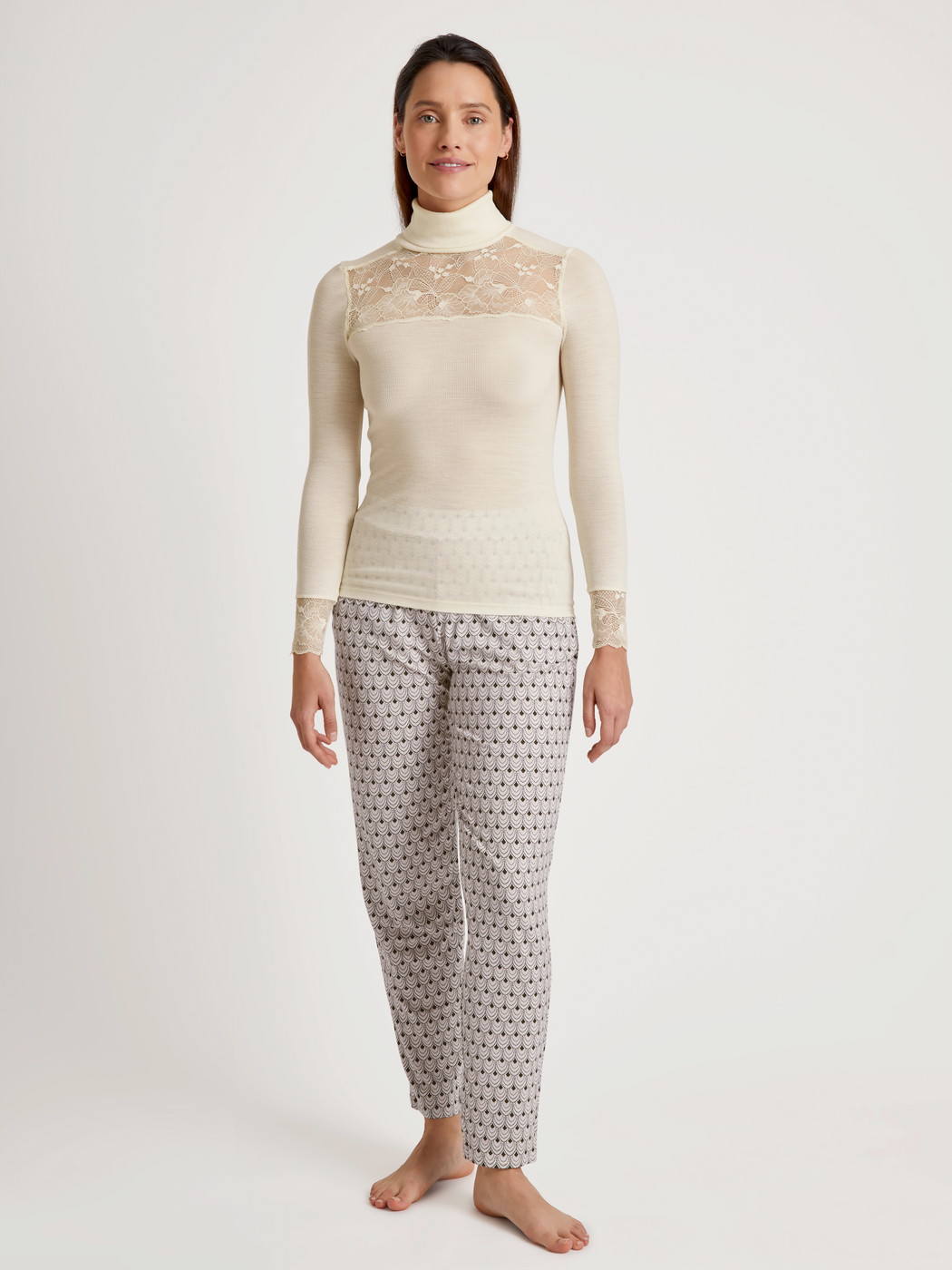 Women model is wearing Long-sleeve turtleneck shirt in wool-silk made of Wool in Beige, Lace from the Silky Wool Glam series by CALIDA, Outfit
