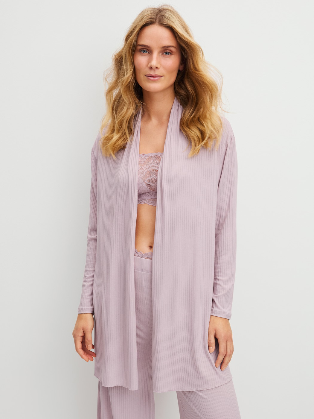 Damen-Model trägt Kimono aus TENCEL™ Modal aus Modal in Violett, Einfarbig aus Serie Feminine Lounge von CALIDA, Vorderansicht