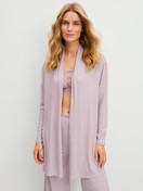 Damen-Model trägt Kimono aus TENCEL™ Modal aus Modal in Violett, Einfarbig aus Serie Feminine Lounge von CALIDA, Vorderansicht