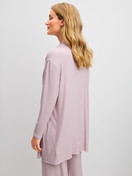 Damen-Model trägt Kimono aus TENCEL™ Modal aus Modal in Violett, Einfarbig aus Serie Feminine Lounge von CALIDA, Rückansicht