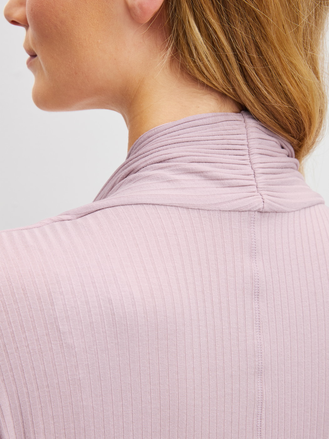 Damen-Model trägt Kimono aus TENCEL™ Modal aus Modal in Violett, Einfarbig aus Serie Feminine Lounge von CALIDA, Detail