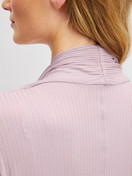 Damen-Model trägt Kimono aus TENCEL™ Modal aus Modal in Violett, Einfarbig aus Serie Feminine Lounge von CALIDA, Detail