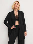 La modella / Il modello Donna indossa Kimono in TENCEL™ Modal in Modal di colore Nero, Tinta unita, della serie Feminine Lounge di CALIDA, Vista frontale
