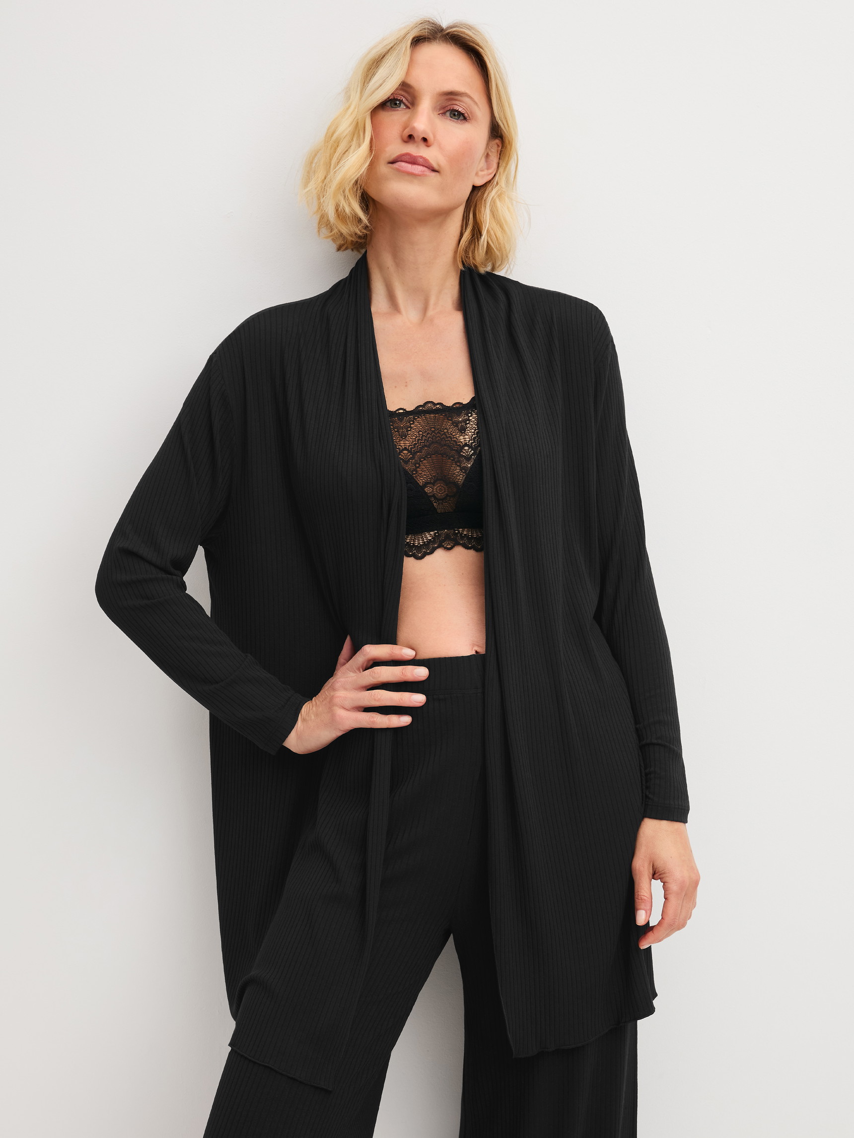 La modella / Il modello Donna indossa Kimono in TENCEL™ Modal in Modal di colore Nero, Tinta unita, della serie Feminine Lounge di CALIDA, Vista frontale