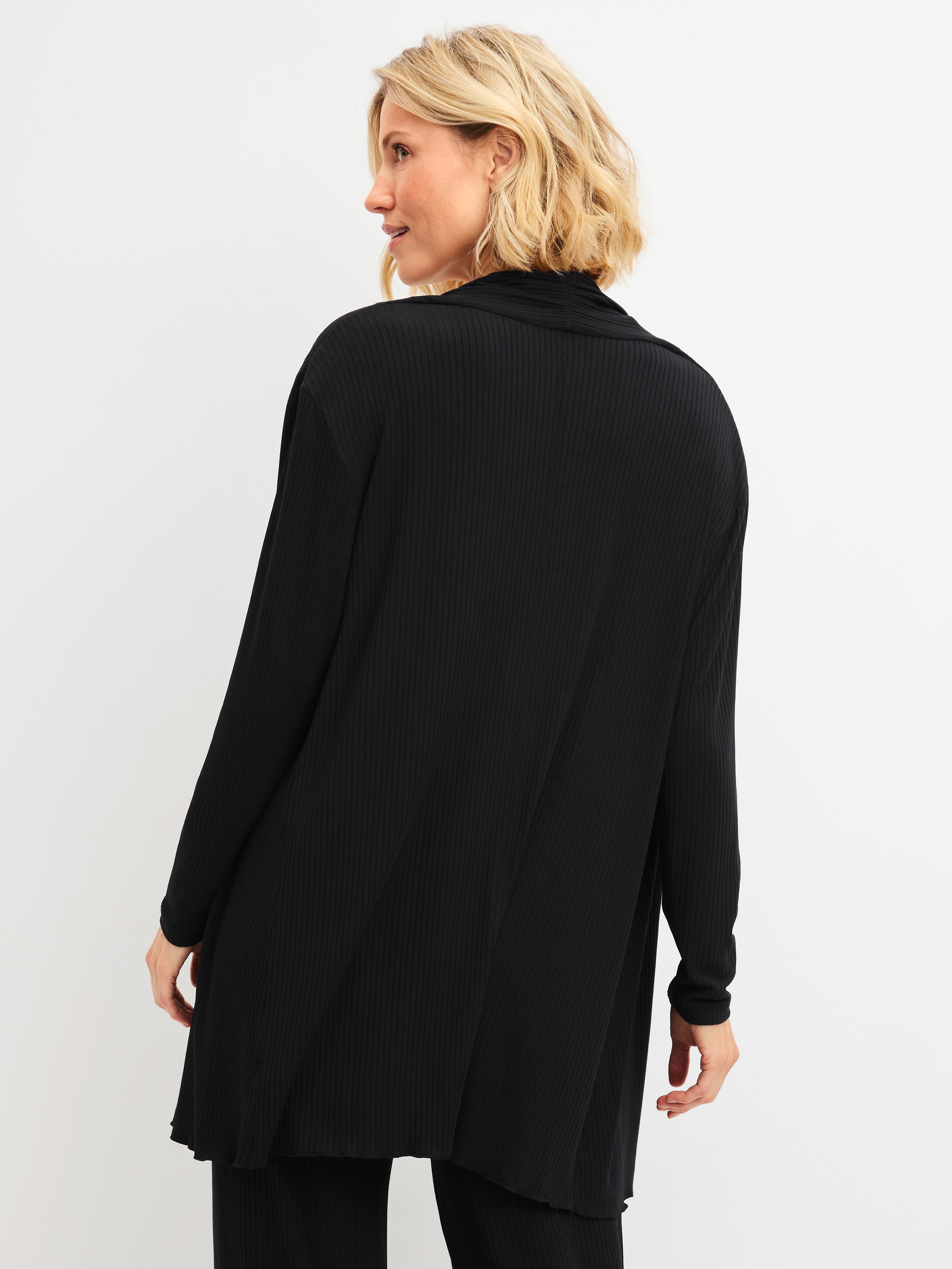 La modella / Il modello Donna indossa Kimono in TENCEL™ Modal in Modal di colore Nero, Tinta unita, della serie Feminine Lounge di CALIDA, Vista posteriore