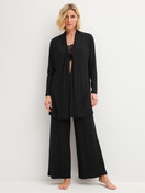 La modella / Il modello Donna indossa Kimono in TENCEL™ Modal in Modal di colore Nero, Tinta unita, della serie Feminine Lounge di CALIDA, Abbigliamento