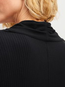 La modella / Il modello Donna indossa Kimono in TENCEL™ Modal in Modal di colore Nero, Tinta unita, della serie Feminine Lounge di CALIDA, Dettaglio
