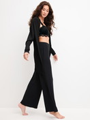 La modella / Il modello Donna indossa Kimono in TENCEL™ Modal in Modal di colore Nero, Tinta unita, della serie Feminine Lounge di CALIDA, Immagine aggiuntiva