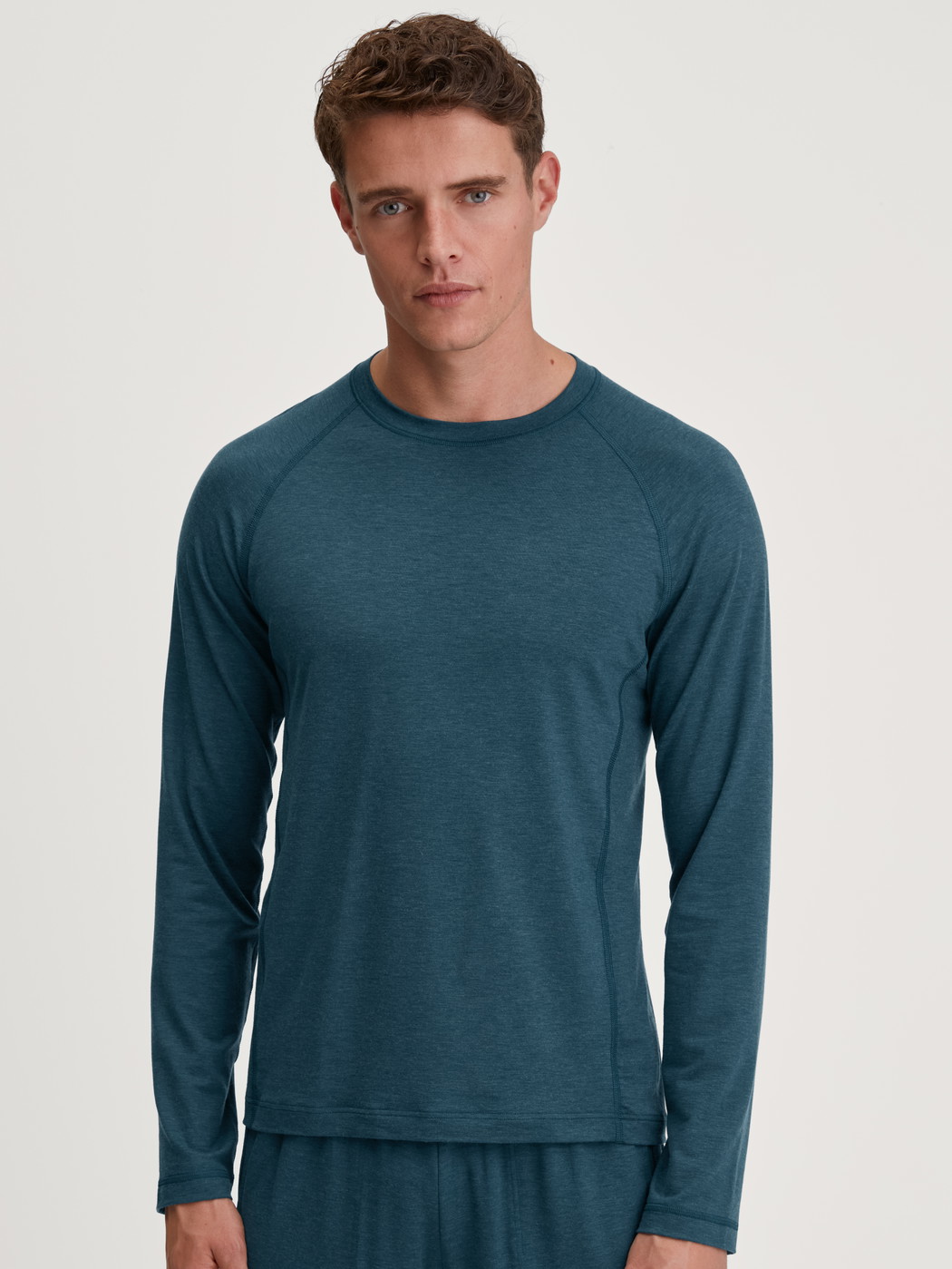 La modella / Il modello Uomo indossa Shirt a manica lunga in TENCEL™ di colore Turchese, Tinta unita, della serie DSW Warming di CALIDA, Vista frontale