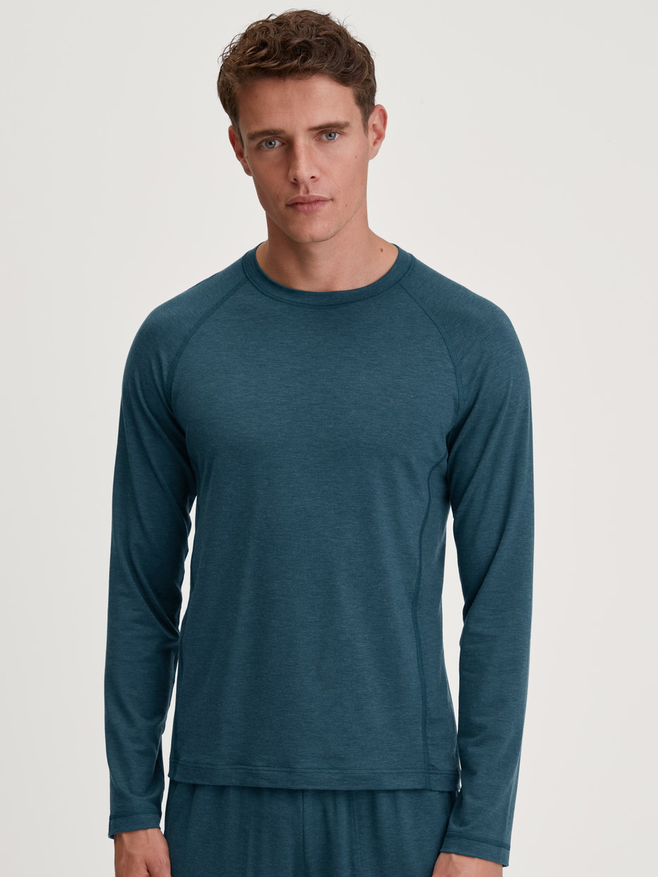 La modella / Il modello Uomo indossa Shirt a manica lunga in TENCEL™ di colore Turchese, Tinta unita, della serie DSW Warming di CALIDA, Vista frontale