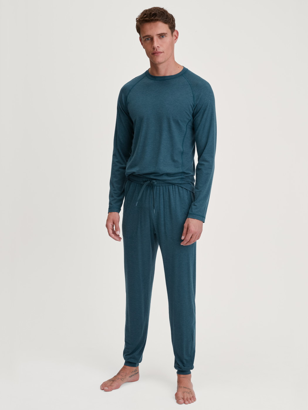 La modella / Il modello Uomo indossa Shirt a manica lunga in TENCEL™ di colore Turchese, Tinta unita, della serie DSW Warming di CALIDA, Abbigliamento