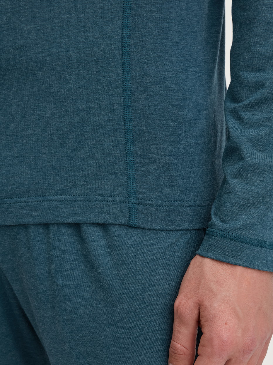 La modella / Il modello Uomo indossa Shirt a manica lunga in TENCEL™ di colore Turchese, Tinta unita, della serie DSW Warming di CALIDA, Dettaglio
