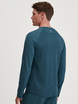 La modella / Il modello Uomo indossa Shirt a manica lunga in TENCEL™ di colore Turchese, Tinta unita, della serie DSW Warming di CALIDA, Vista frontale