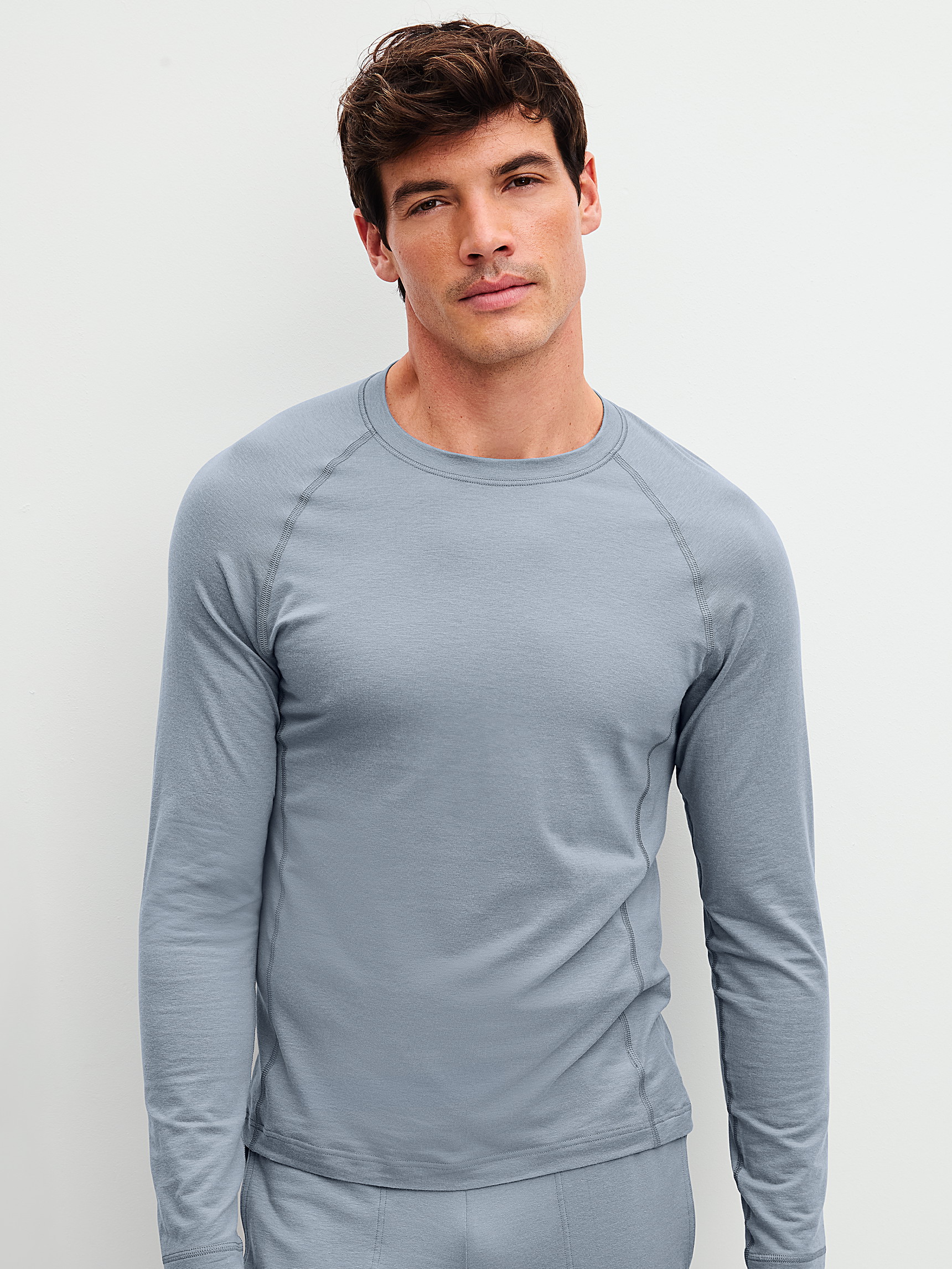 Le mannequin Homme porte le/la T-shirt à manches longues en Lyocell de couleur Gris, Unicolore, de la série DSW Warming de CALIDA, Vue de face