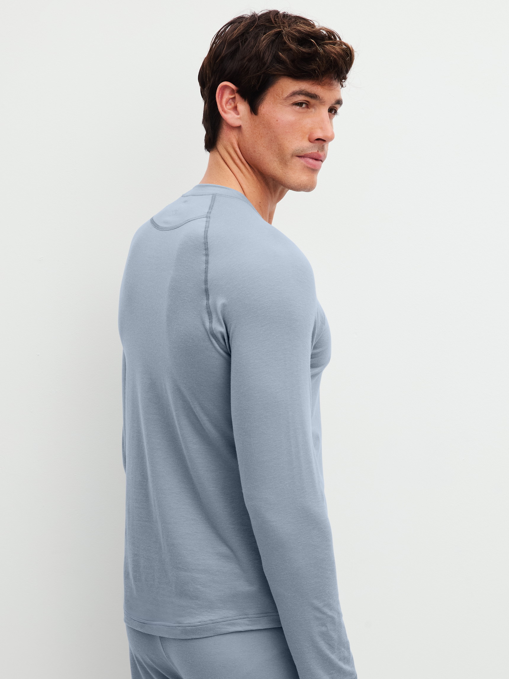 Le mannequin Homme porte le/la T-shirt à manches longues en Lyocell de couleur Gris, Unicolore, de la série DSW Warming de CALIDA, Vue arrière