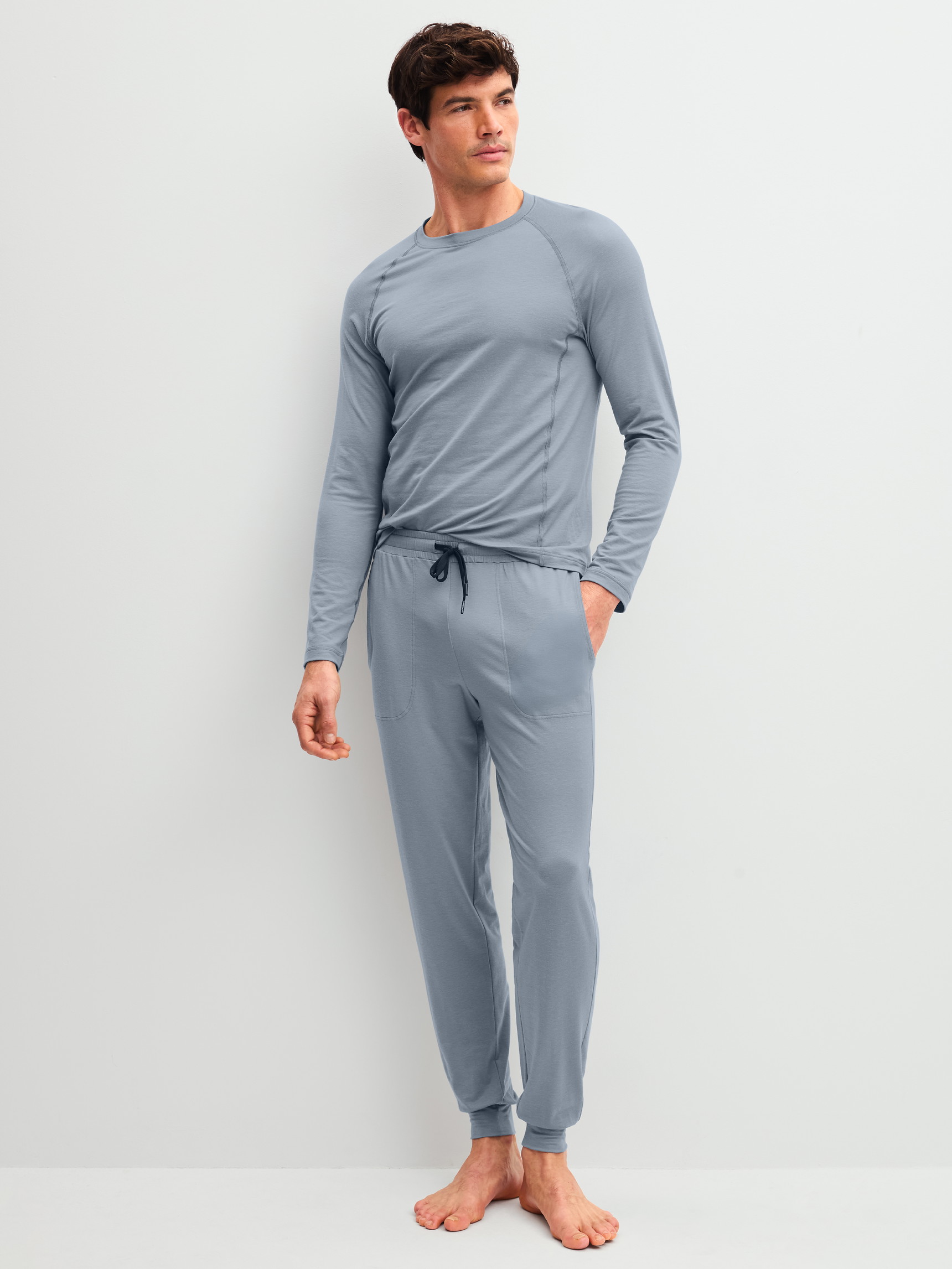 Le mannequin Homme porte le/la T-shirt à manches longues en Lyocell de couleur Gris, Unicolore, de la série DSW Warming de CALIDA, Tenue