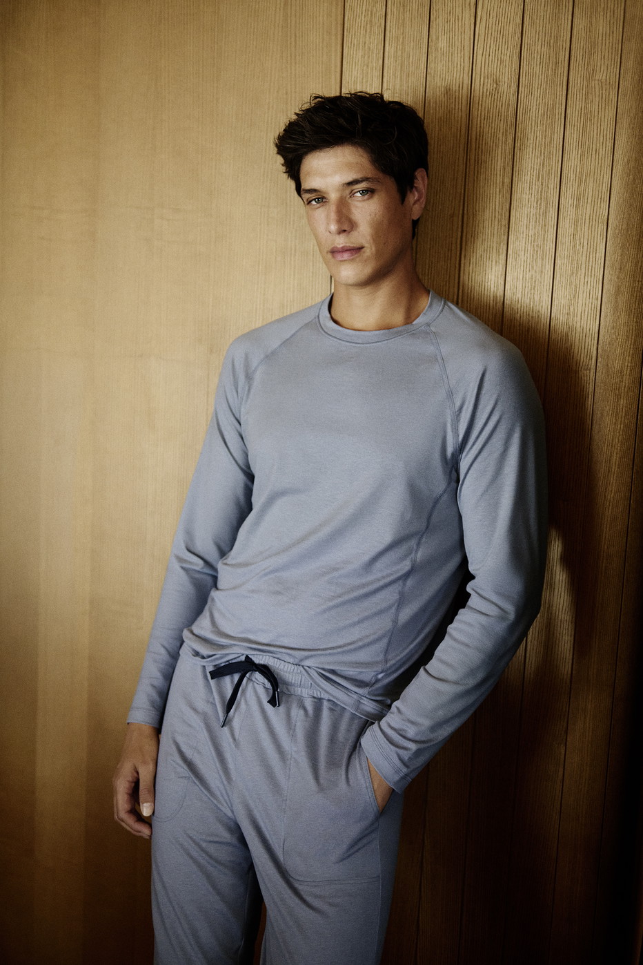 Herren-Model trägt Langarm-Shirt aus Lyocell in Grau, Einfarbig aus Serie DSW Warming von CALIDA, Vorderansicht