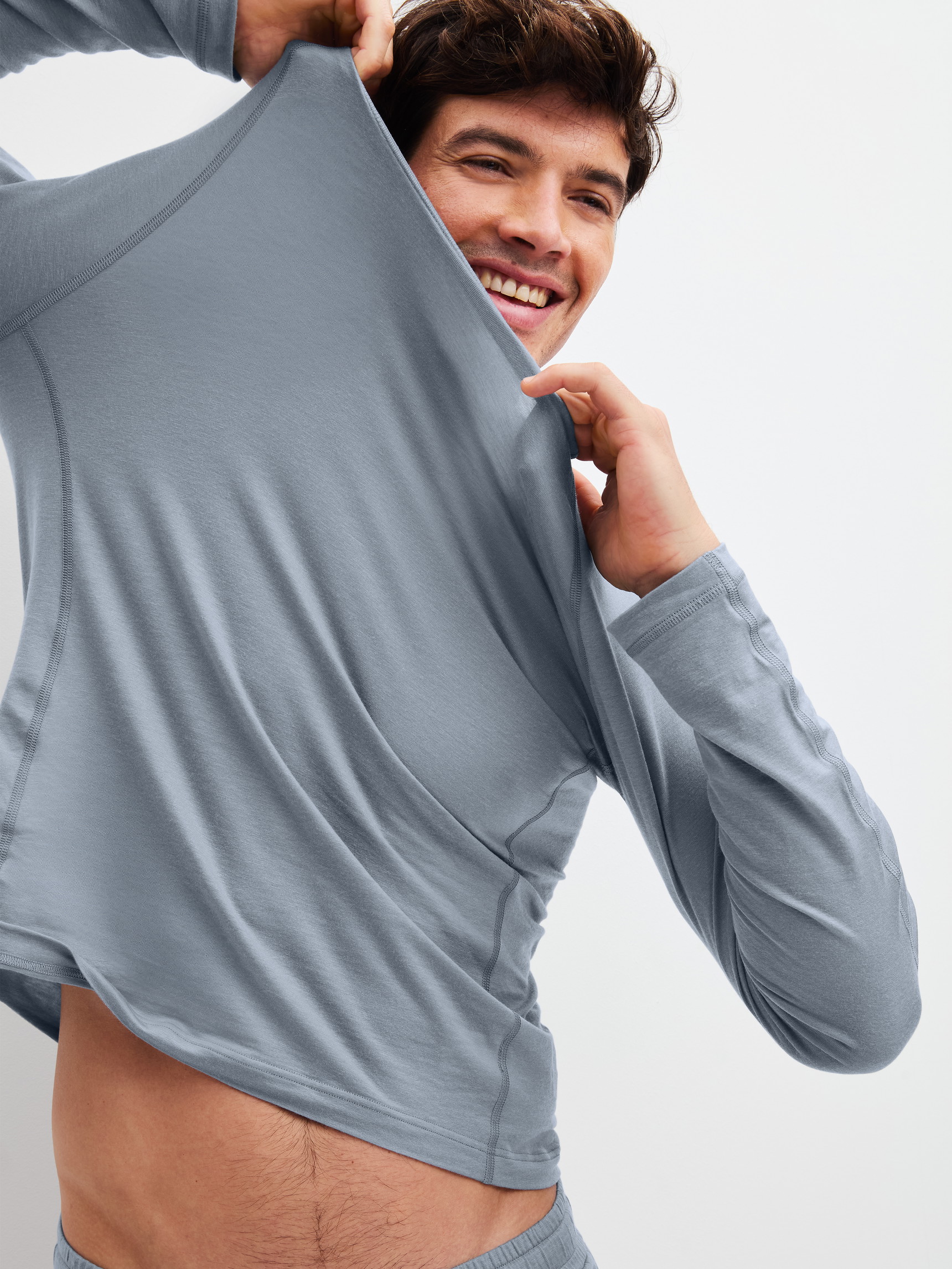 Le mannequin Homme porte le/la T-shirt à manches longues en Lyocell de couleur Gris, Unicolore, de la série DSW Warming de CALIDA, Image supplémentaire