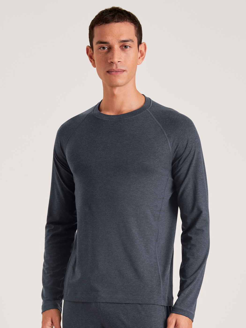 Le mannequin Homme porte le/la T-shirt à manches longues en Lyocell de couleur Gris, Unicolore, de la série DSW Warming de CALIDA, Vue de face