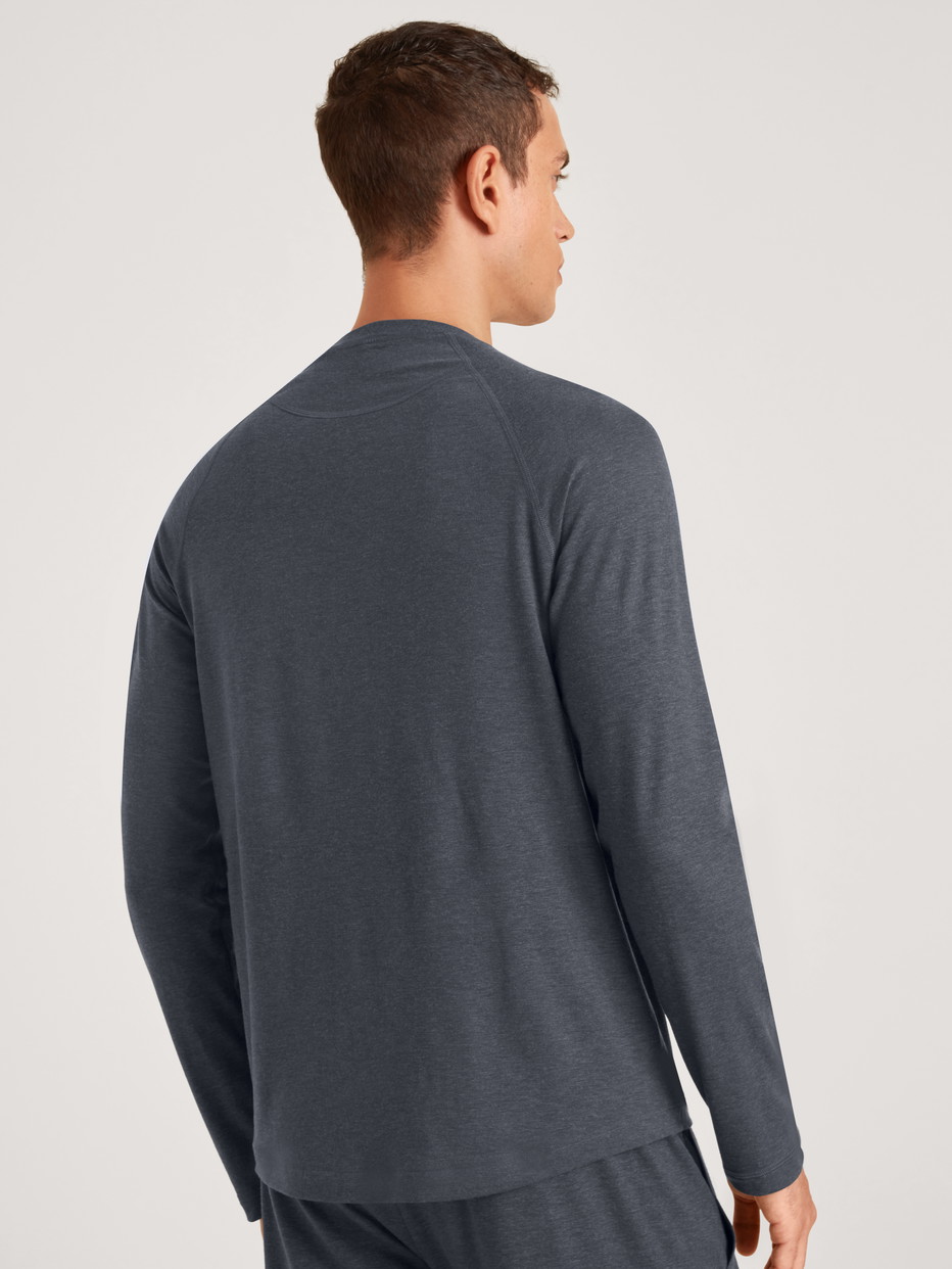 Herren-Model trägt Langarm-Shirt aus Lyocell in Grau, Einfarbig aus Serie DSW Warming von CALIDA, Rückansicht