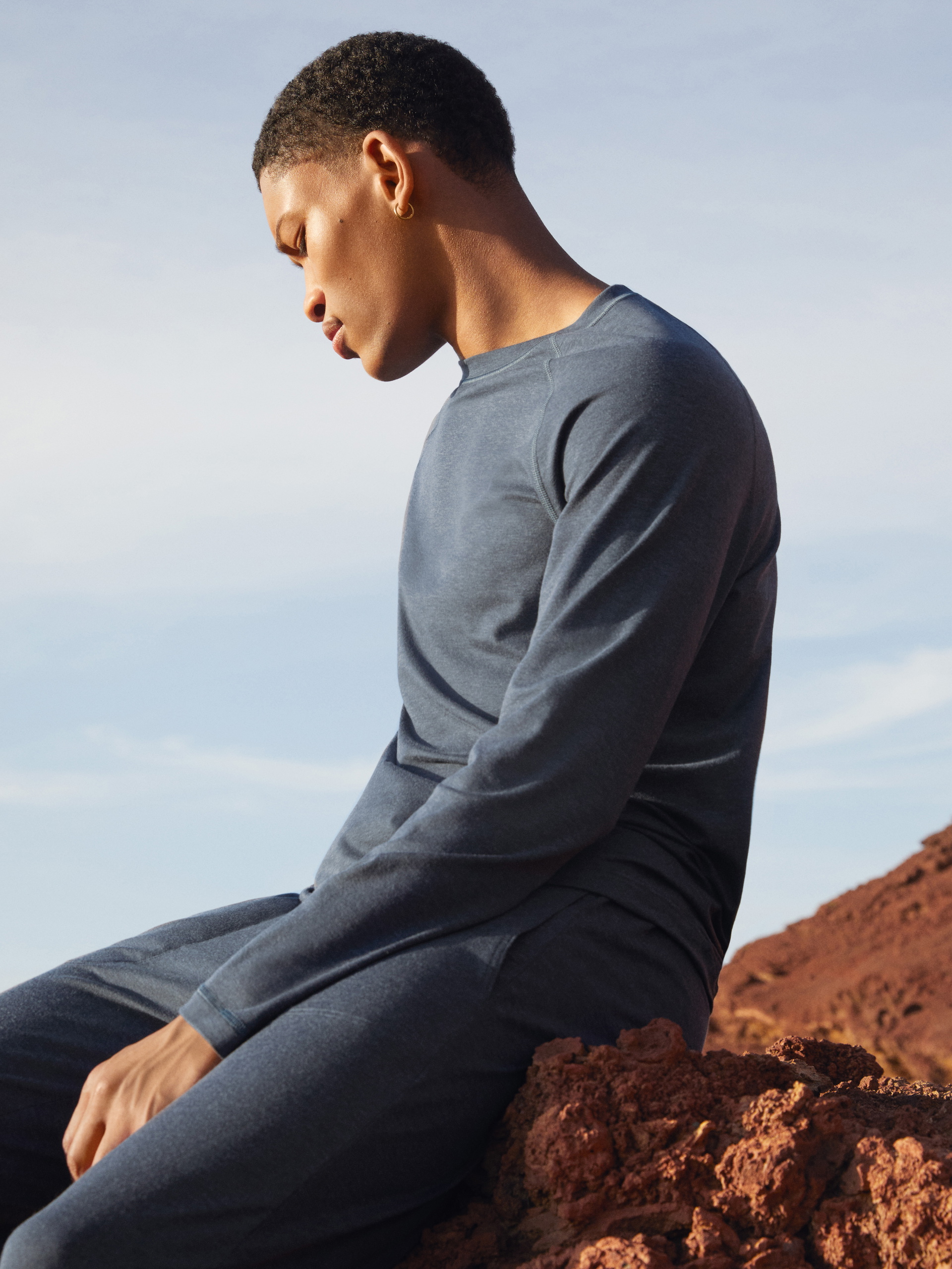 Herren-Model trägt Langarm-Shirt aus Lyocell in Grau, Einfarbig aus Serie DSW Warming von CALIDA, Zusatzbild