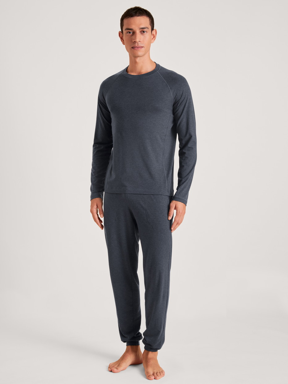 Herren-Model trägt Langarm-Shirt aus Lyocell in Grau, Einfarbig aus Serie DSW Warming von CALIDA, Vorderansicht, Outfit