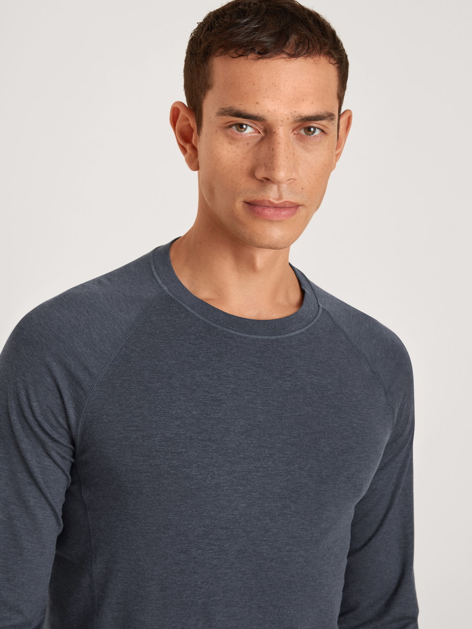 Herren-Model trägt Langarm-Shirt aus Lyocell in Grau, Einfarbig aus Serie DSW Warming von CALIDA, Detail