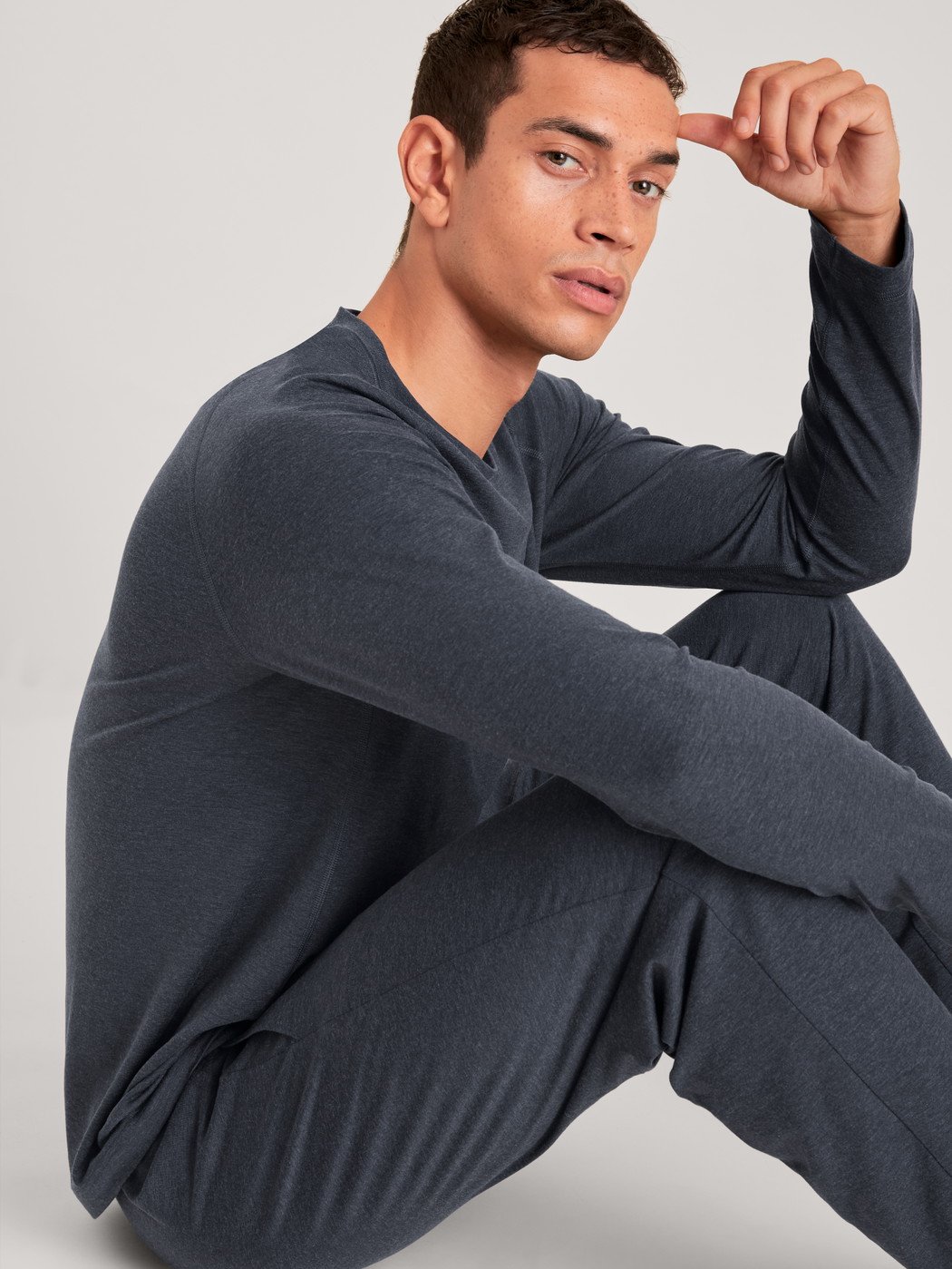 Le mannequin Homme porte le/la T-shirt à manches longues en Lyocell de couleur Gris, Unicolore, de la série DSW Warming de CALIDA