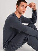 Le mannequin Homme porte le/la T-shirt à manches longues en Lyocell de couleur Gris, Unicolore, de la série DSW Warming de CALIDA