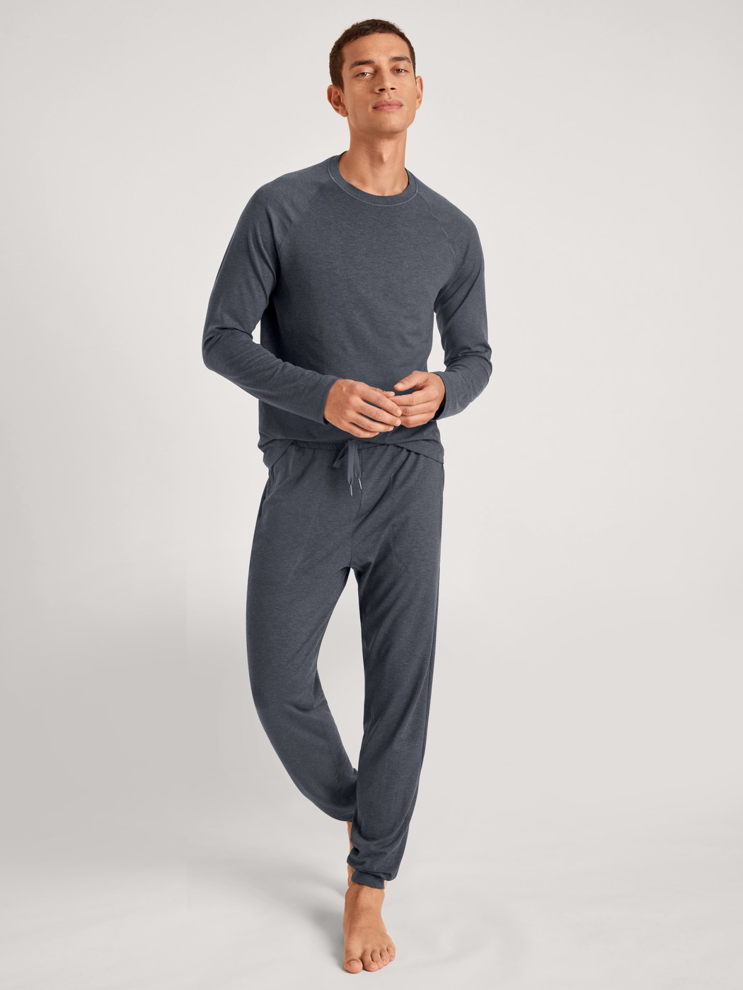 Le mannequin Homme porte le/la T-shirt à manches longues en Lyocell de couleur Gris, Unicolore, de la série DSW Warming de CALIDA