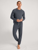 Le mannequin Homme porte le/la T-shirt à manches longues en Lyocell de couleur Gris, Unicolore, de la série DSW Warming de CALIDA