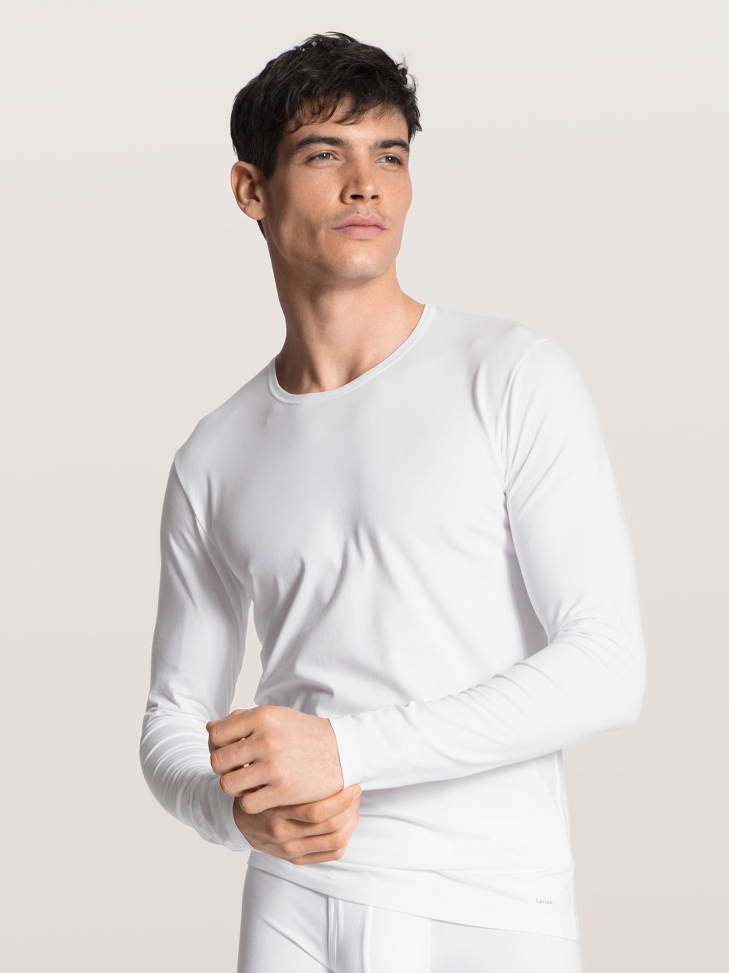 La modella / Il modello Uomo indossa Shirt a manica lunga in Cotone di colore Bianco, Tinta unita, della serie Cotton Code di CALIDA, Vista frontale
