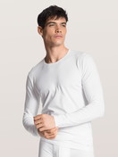 La modella / Il modello Uomo indossa Shirt a manica lunga in Cotone di colore Bianco, Tinta unita, della serie Cotton Code di CALIDA, Vista frontale