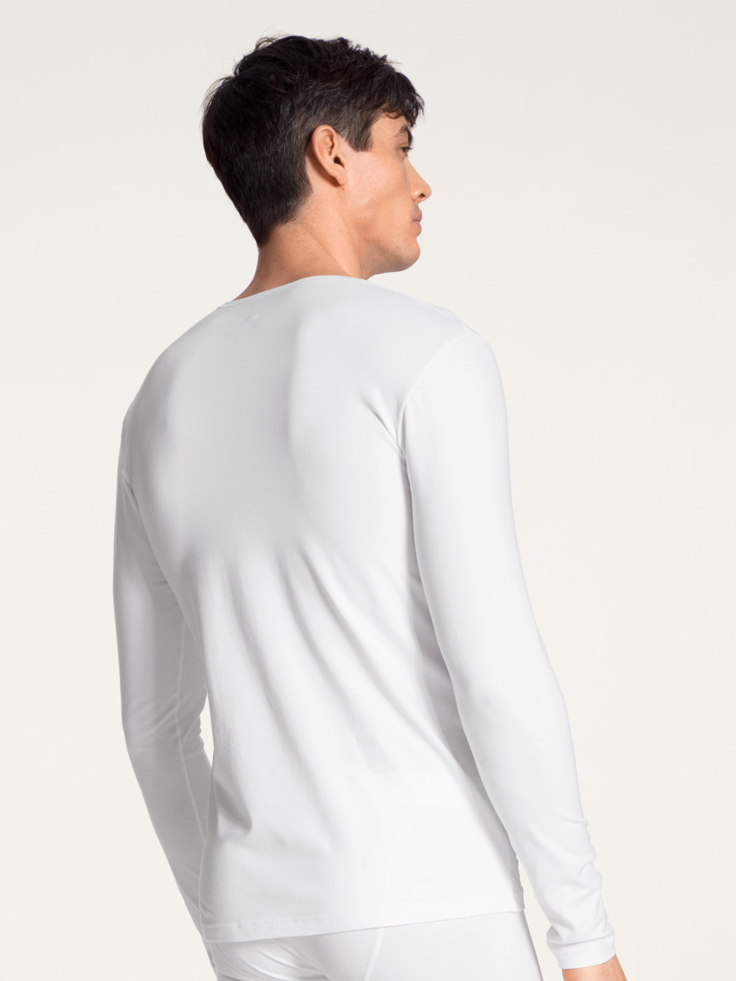 La modella / Il modello Uomo indossa Shirt a manica lunga in Cotone di colore Bianco, Tinta unita, della serie Cotton Code di CALIDA, Vista posteriore