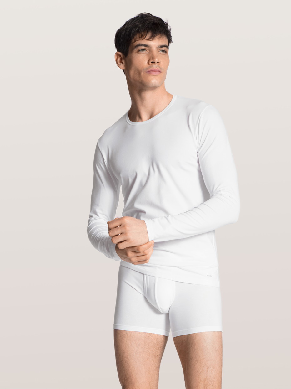 Herren-Model trägt Langarm-Shirt aus Baumwolle in Weiß, Einfarbig aus Serie Cotton Code von CALIDA, Outfit, Vorderansicht