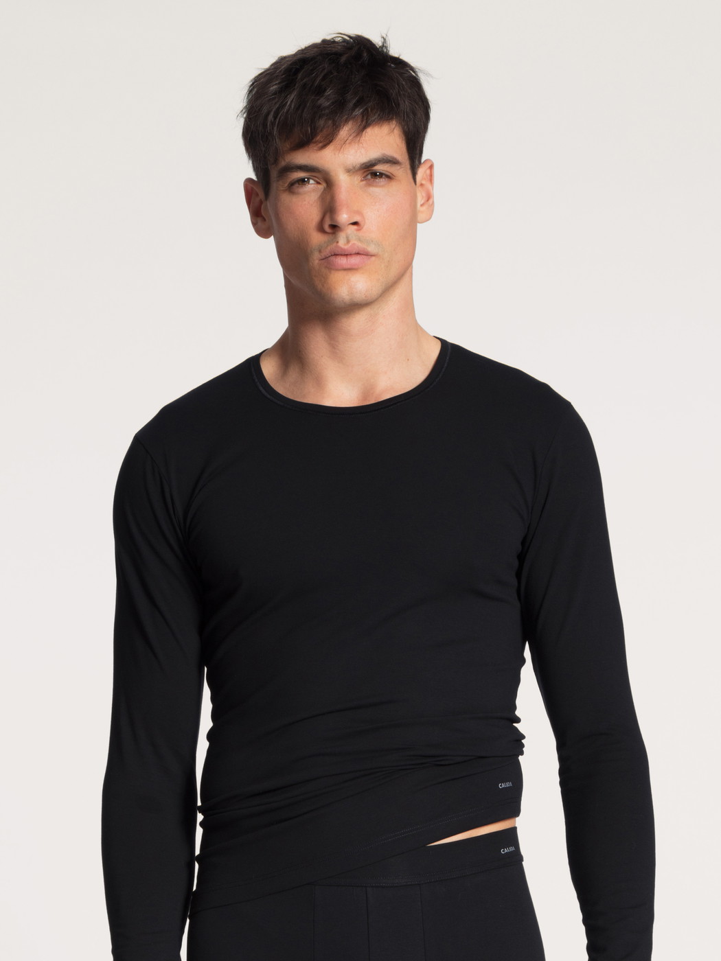 La modella / Il modello Uomo indossa Shirt a manica lunga in Cotone di colore Nero, Tinta unita, della serie Cotton Code di CALIDA, Vista frontale