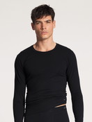 La modella / Il modello Uomo indossa Shirt a manica lunga in Cotone di colore Nero, Tinta unita, della serie Cotton Code di CALIDA, Vista frontale