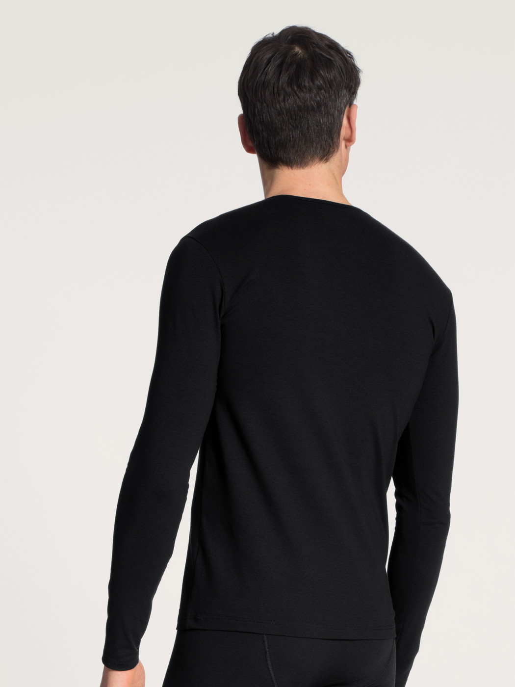 La modella / Il modello Uomo indossa Shirt a manica lunga in Cotone di colore Nero, Tinta unita, della serie Cotton Code di CALIDA, Vista posteriore