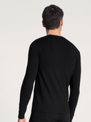 La modella / Il modello Uomo indossa Shirt a manica lunga in Cotone di colore Nero, Tinta unita, della serie Cotton Code di CALIDA, Vista posteriore