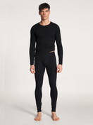 La modella / Il modello Uomo indossa Shirt a manica lunga in Cotone di colore Nero, Tinta unita, della serie Cotton Code di CALIDA, Abbigliamento, Vista frontale