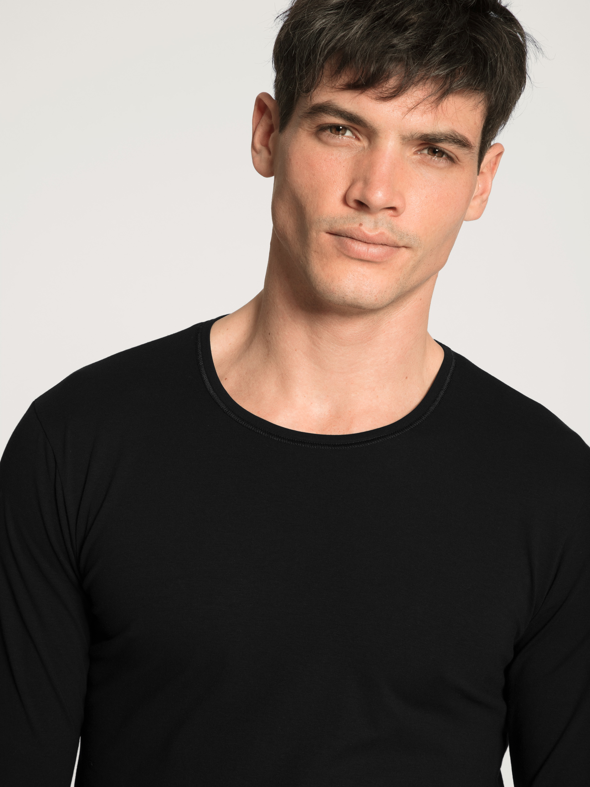 Herren - Langarm-Shirt aus Baumwolle in Schwarz, Einfarbig aus Serie Cotton Code von CALIDA, Detail
