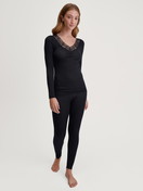 La modella / Il modello Donna indossa  in Pizzo di colore Nero, Pizzo, della serie Silky Wool Glam di CALIDA, Abbigliamento