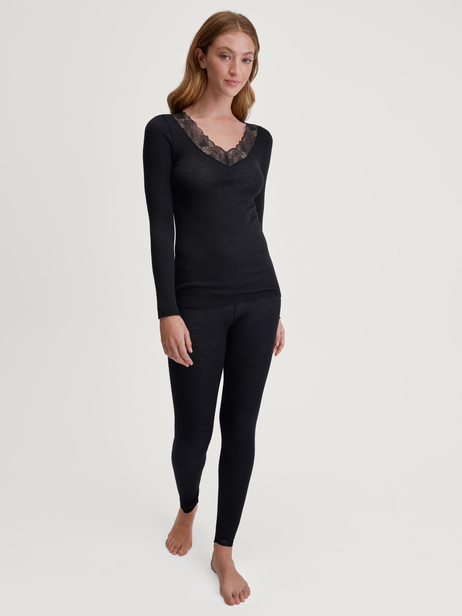 Damen-Model trägt Langarm-Shirt aus Wolle-Seide aus Spitze in Schwarz, Spitze aus Serie Silky Wool Glam von CALIDA, Outfit