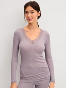La modella / Il modello Donna indossa  in Lana di colore Viola, Pizzo, della serie Silky Wool Joy di CALIDA, Vista frontale