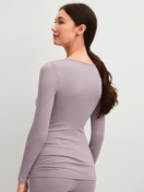 La modella / Il modello Donna indossa  in Lana di colore Viola, Pizzo, della serie Silky Wool Joy di CALIDA, Vista posteriore
