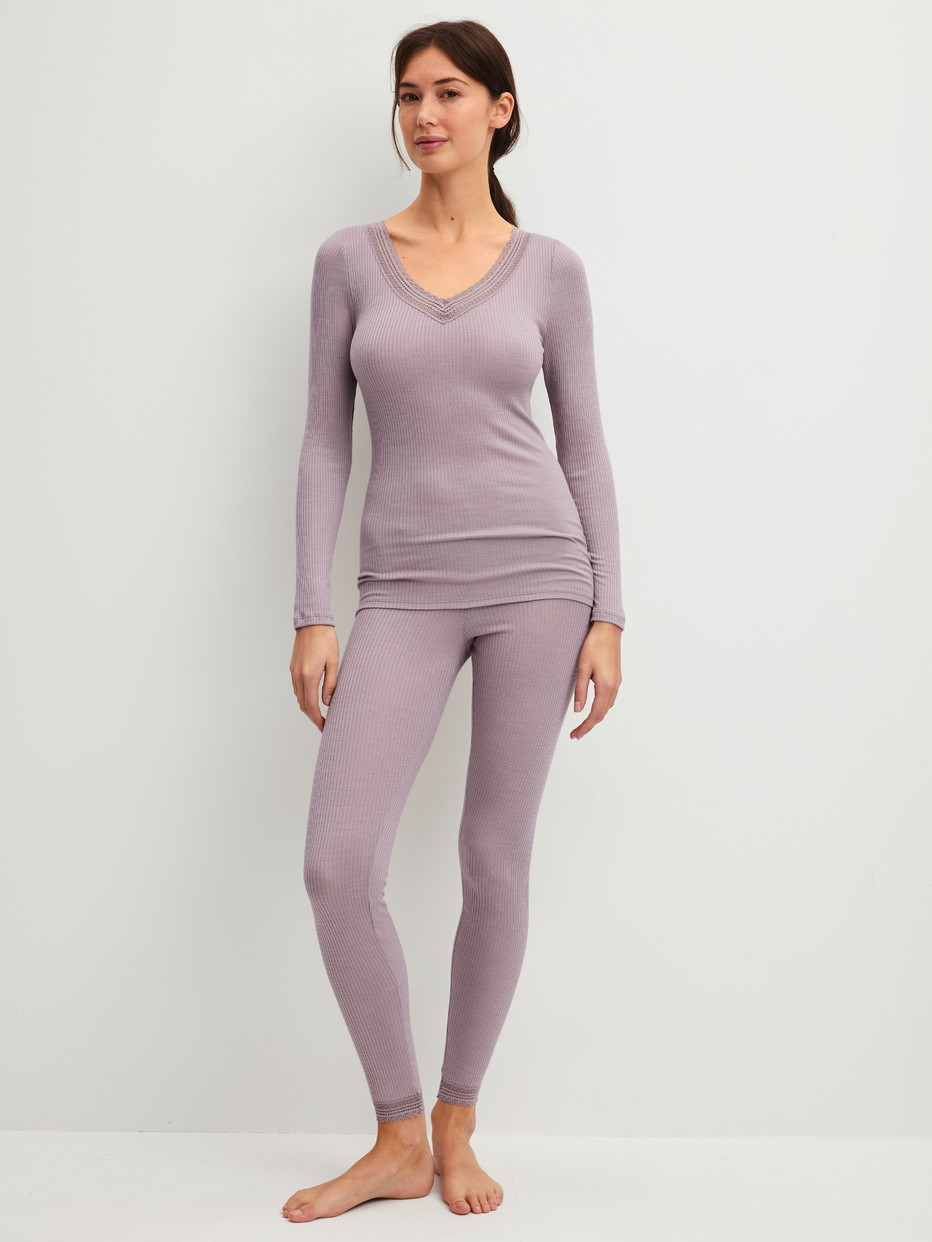 La modella / Il modello Donna indossa  in Lana di colore Viola, Pizzo, della serie Silky Wool Joy di CALIDA, Abbigliamento