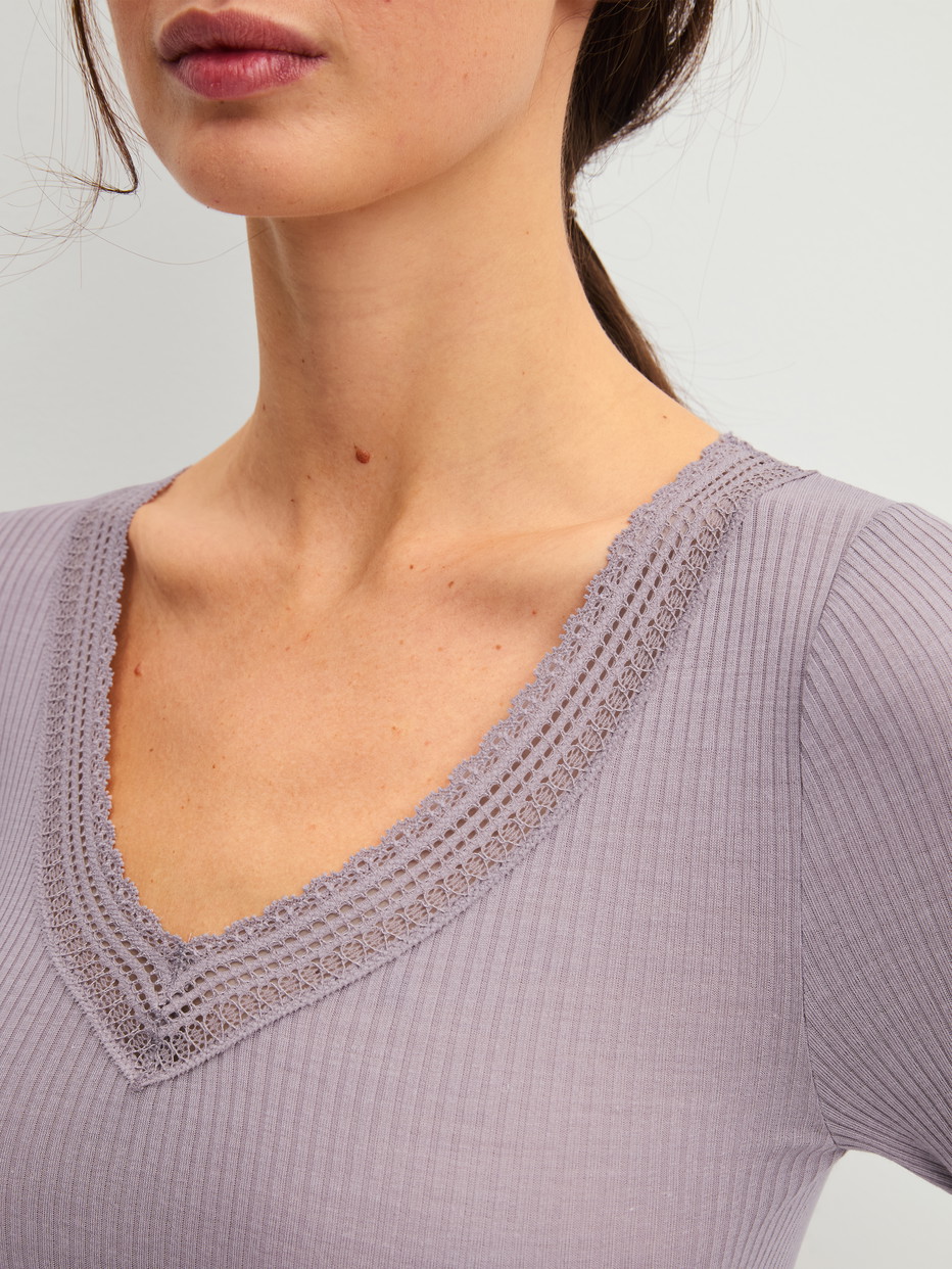 La modella / Il modello Donna indossa  in Lana di colore Viola, Pizzo, della serie Silky Wool Joy di CALIDA, Dettaglio
