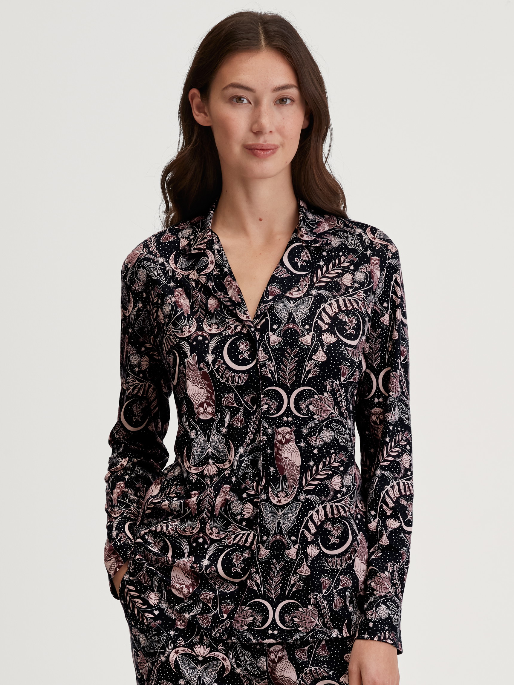 Women model is wearing Long Sleeve Shirt with Buttons – TENCEL™ Modal and Silk Blend made of Modal in Black, Patterned from the Favourites Seduction series by CALIDA, Front view
