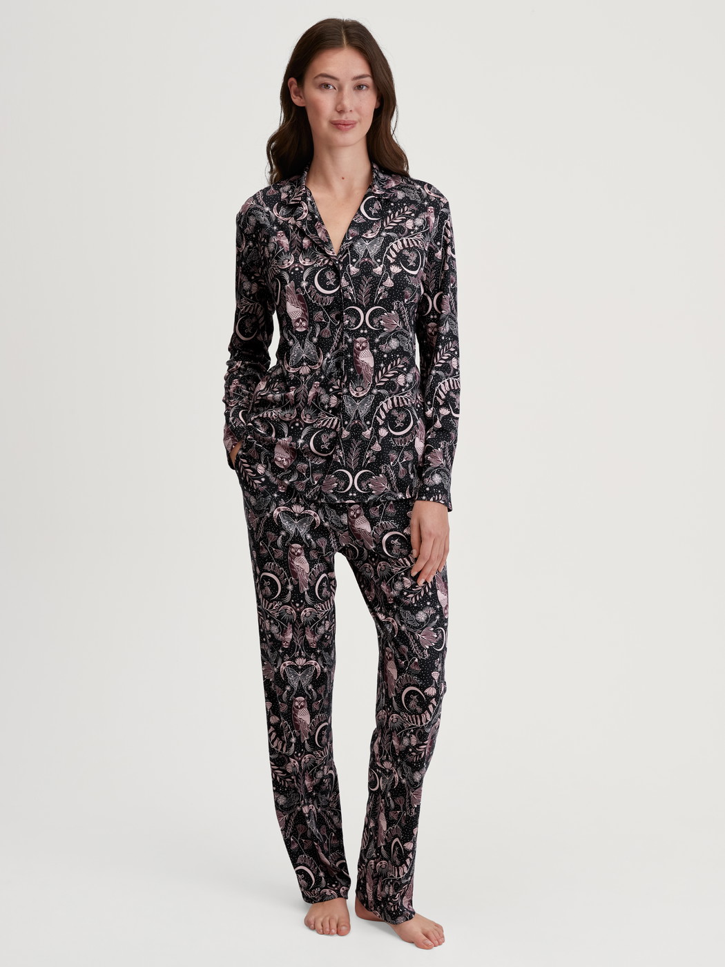 Le mannequin Femme porte le/la Shirt manches longues avec boutons – Mélange TENCEL™ Modal et soie en Modal de couleur Noir, À motifs, de la série Favourites Seduction de CALIDA, Tenue